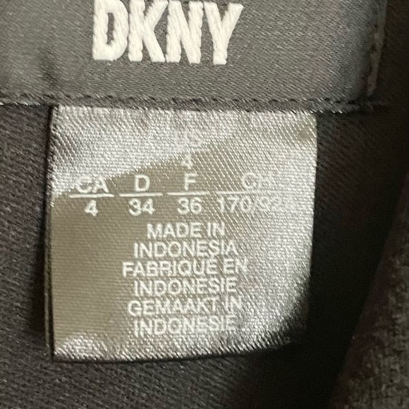 DKNY Jumpsuit, long sleeve crepe, satin collar. Size 4 - Picture 5 of 16